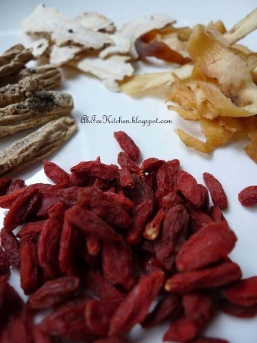 五款媽媽私房菜 【客家木耳炸肉，咕嚕肉，甘香啦啦，藥材醉蝦，梅醬脆肉片】 