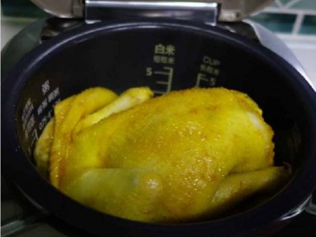 電飯鍋版鹽焗雞，只需30分鐘，美味鹽焗雞出鍋！鮮香金黃，回味無窮~ 