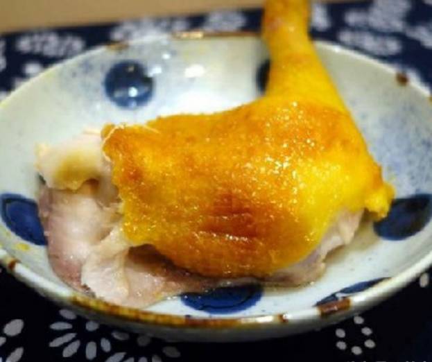 電飯鍋版鹽焗雞，只需30分鐘，美味鹽焗雞出鍋！鮮香金黃，回味無窮~ 