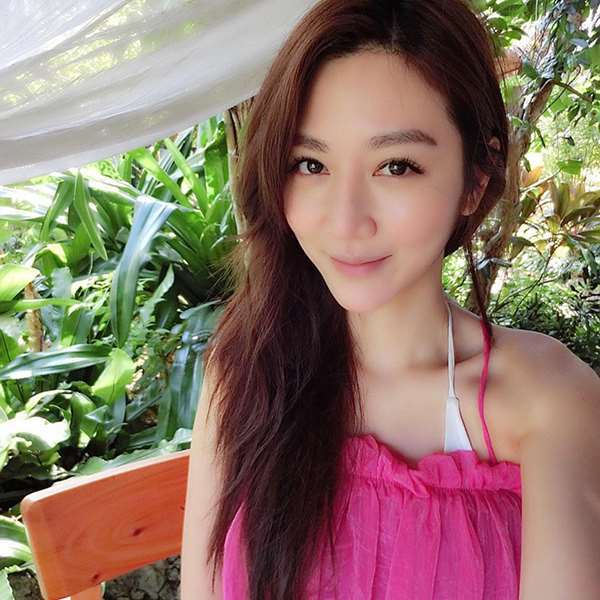 本土劇女神「曾莞婷」大10歲的姐姐曝光，雪白肌膚+一頭秀髮，根本是美魔女代表啊！ 