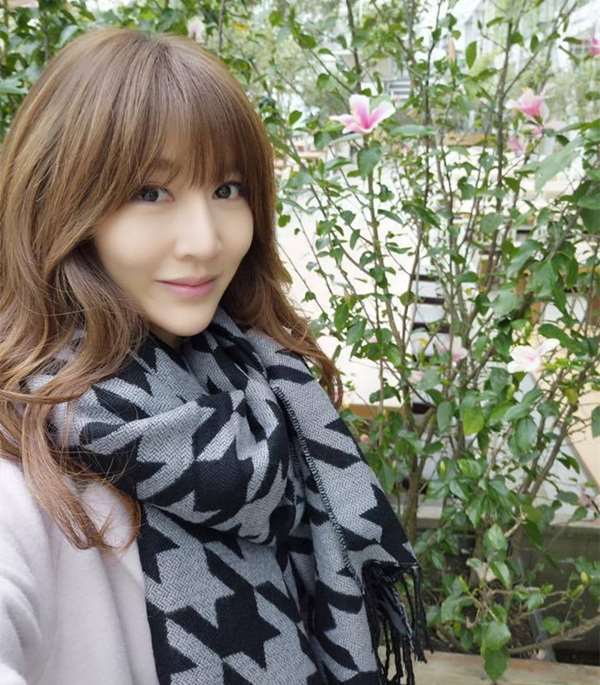 本土劇女神「曾莞婷」大10歲的姐姐曝光，雪白肌膚+一頭秀髮，根本是美魔女代表啊！ 