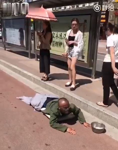 妹子招公車意外踩到乞丐褲管…下一秒「根本拆飯碗」超展開！乞丐起身爆氣大罵(影