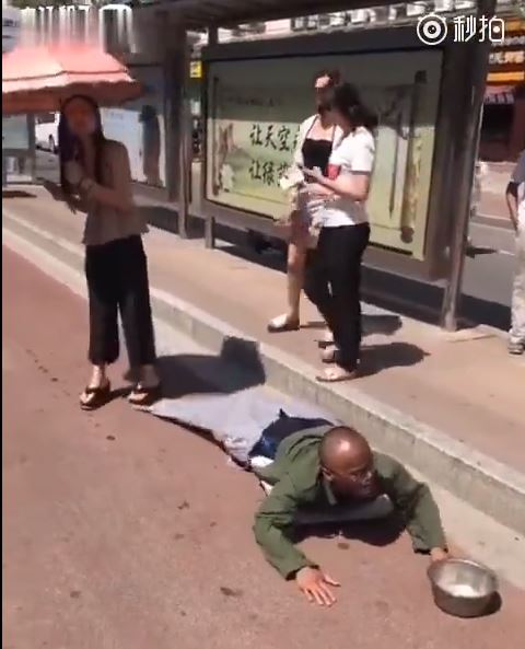 妹子招公車意外踩到乞丐褲管…下一秒「根本拆飯碗」超展開！乞丐起身爆氣大罵(影