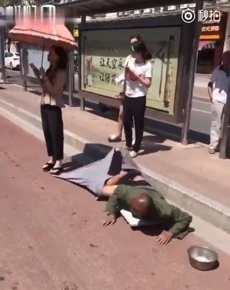 妹子招公車意外踩到乞丐褲管…下一秒「根本拆飯碗」超展開！乞丐起身爆氣大罵(影