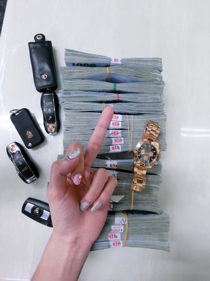 怎樣開車最爽？ 妹子在排杆旁擺120萬…直呼「別說我炫富」網友暴怒起底：她這樣賺 複製連結 line