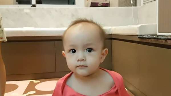 阿翔跟正妹老婆結婚7年，3個孩子都可愛到不行，尤其是大女兒曝光，網友驚喊「是戴假髮的阿翔啊！」 