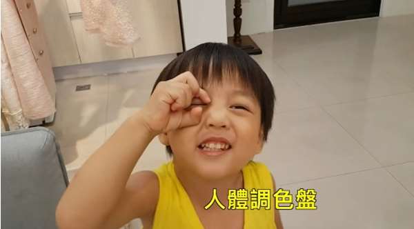 阿翔跟正妹老婆結婚7年，3個孩子都可愛到不行，尤其是大女兒曝光，網友驚喊「是戴假髮的阿翔啊！」 