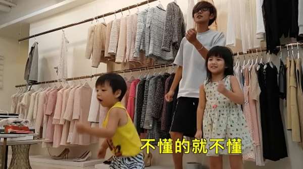 阿翔跟正妹老婆結婚7年，3個孩子都可愛到不行，尤其是大女兒曝光，網友驚喊「是戴假髮的阿翔啊！」 