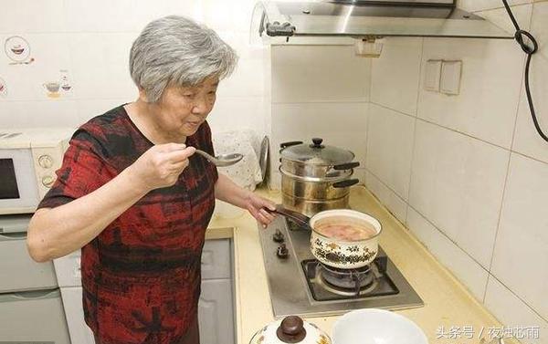 我小產婆婆給我做六次飯，她生日我給兩千，老公一漏嘴我不想呆了