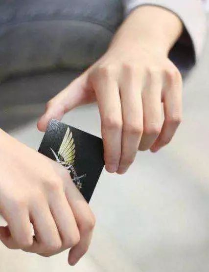 你認為哪雙手會給你帶來好運？測你最近的財運是好還是壞 