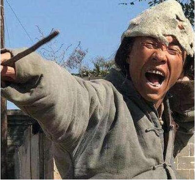 為湊弟弟大學學費，姐無奈嫁給傻子，幾年後門口來了豪車，姐哭了
