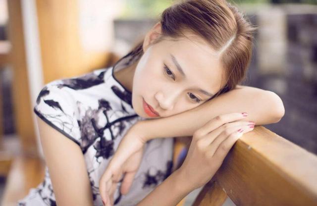參加父親六十歲壽宴，走時弟媳給我打包了袋剩菜，回家一看哭了