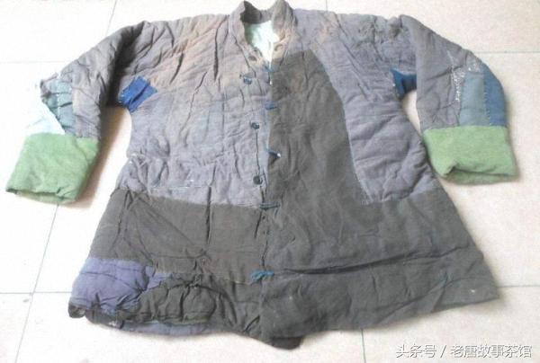 千萬產全給女兒，兒子只得件破棉襖，乞討三年才知緣由