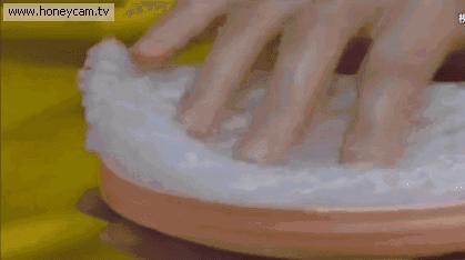 水果套「塞進鞋內」除濕又除臭！10個「丟掉它=把錢丟進水裡」的超實用妙招...放廁所也超讚！ 