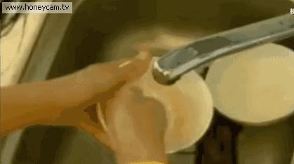 水果套「塞進鞋內」除濕又除臭！10個「丟掉它=把錢丟進水裡」的超實用妙招...放廁所也超讚！ 