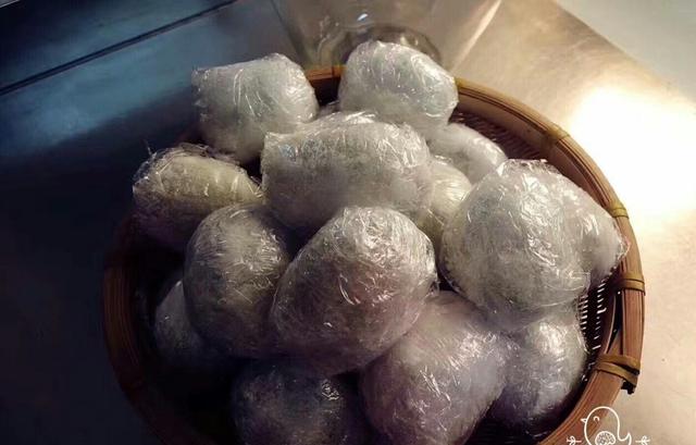 別再花錢買啦！自己做的「鴨蛋」鹹香好吃，簡單幾步驟就能翹腳等著吃！ 