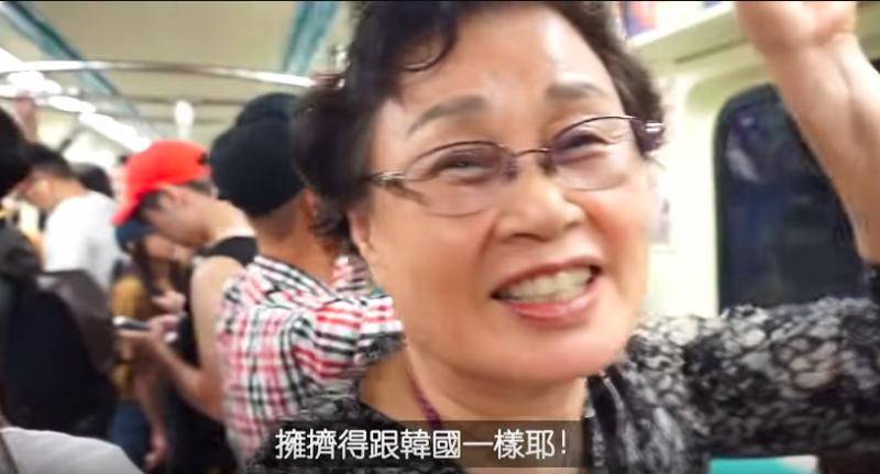 韓國阿嬤「甜挽孫女手」旅遊到淡水　逛到一半驚見「自己被掛在河邊」超猛畫作好感人 