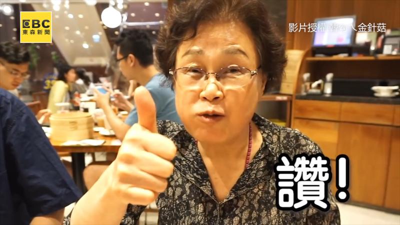 韓國阿嬤「甜挽孫女手」旅遊到淡水　逛到一半驚見「自己被掛在河邊」超猛畫作好感人 