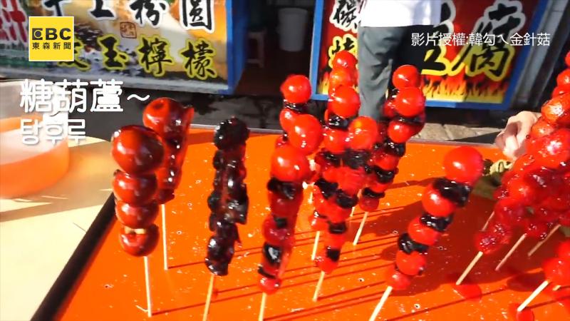 韓國阿嬤「甜挽孫女手」旅遊到淡水　逛到一半驚見「自己被掛在河邊」超猛畫作好感人 