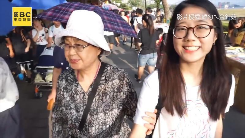韓國阿嬤「甜挽孫女手」旅遊到淡水　逛到一半驚見「自己被掛在河邊」超猛畫作好感人 