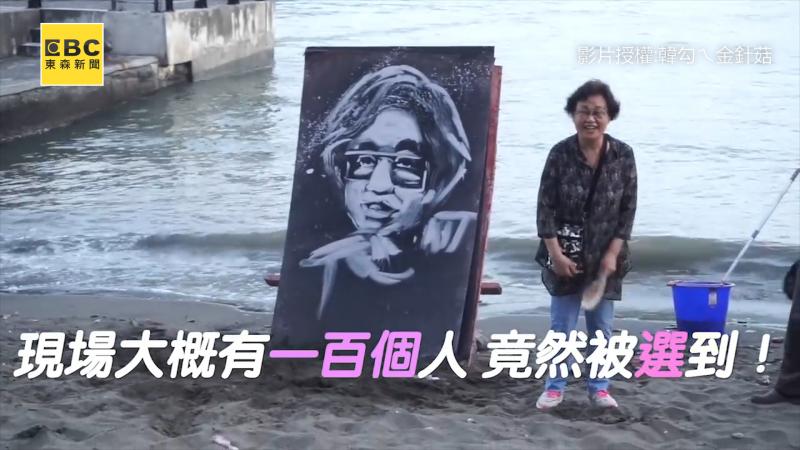 韓國阿嬤「甜挽孫女手」旅遊到淡水　逛到一半驚見「自己被掛在河邊」超猛畫作好感人 