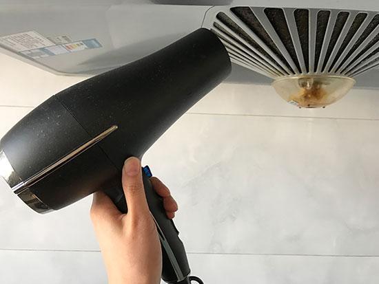 別傻傻地擦油煙機了，巧用小小吹風機，讓油煙機煥然一新 