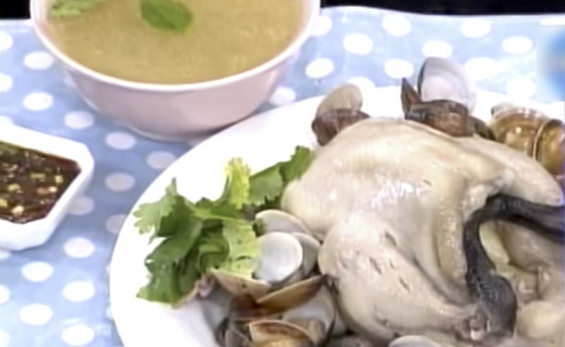 「零失敗」的懶人電鍋大補湯！只需「4種食材」就能做出元氣十足的「蒜頭蛤蜊雞精湯」，鮮甜好滋味！ 