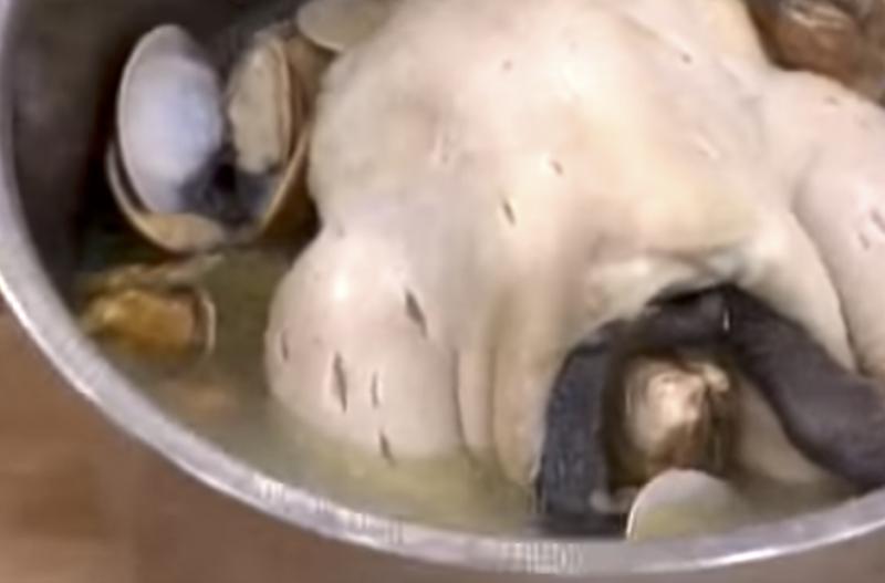 「零失敗」的懶人電鍋大補湯！只需「4種食材」就能做出元氣十足的「蒜頭蛤蜊雞精湯」，鮮甜好滋味！ 