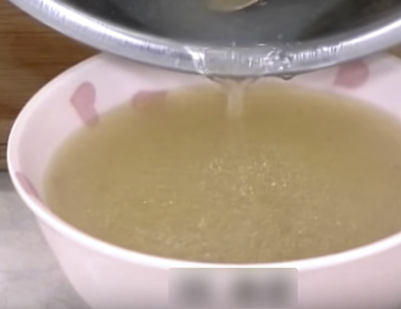 「零失敗」的懶人電鍋大補湯！只需「4種食材」就能做出元氣十足的「蒜頭蛤蜊雞精湯」，鮮甜好滋味！ 
