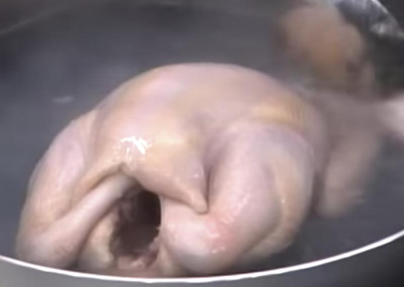 「零失敗」的懶人電鍋大補湯！只需「4種食材」就能做出元氣十足的「蒜頭蛤蜊雞精湯」，鮮甜好滋味！ 