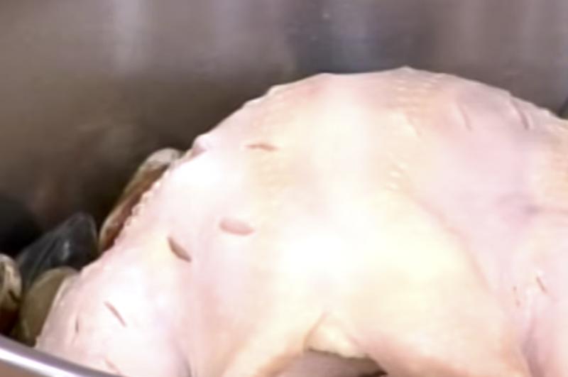 「零失敗」的懶人電鍋大補湯！只需「4種食材」就能做出元氣十足的「蒜頭蛤蜊雞精湯」，鮮甜好滋味！ 