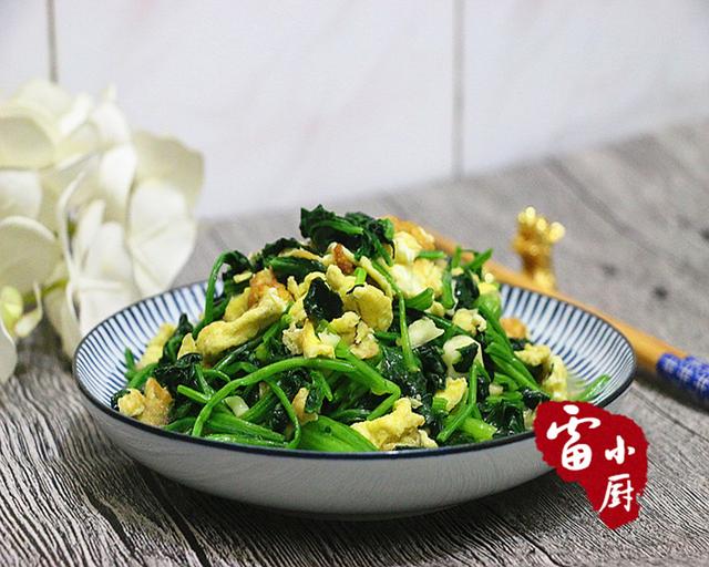菠菜別再下火鍋了，隔壁阿姨教我的這種做法很適合孩子吃，一上桌轉眼一盤就被兒子吃完了 