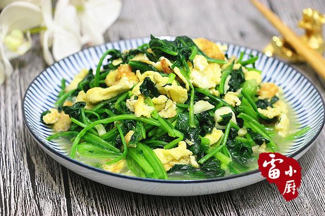 菠菜別再下火鍋了，隔壁阿姨教我的這種做法很適合孩子吃，一上桌轉眼一盤就被兒子吃完了 