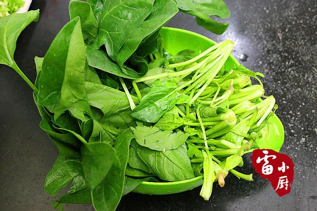 菠菜別再下火鍋了，隔壁阿姨教我的這種做法很適合孩子吃，一上桌轉眼一盤就被兒子吃完了 