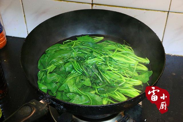 菠菜別再下火鍋了，隔壁阿姨教我的這種做法很適合孩子吃，一上桌轉眼一盤就被兒子吃完了 