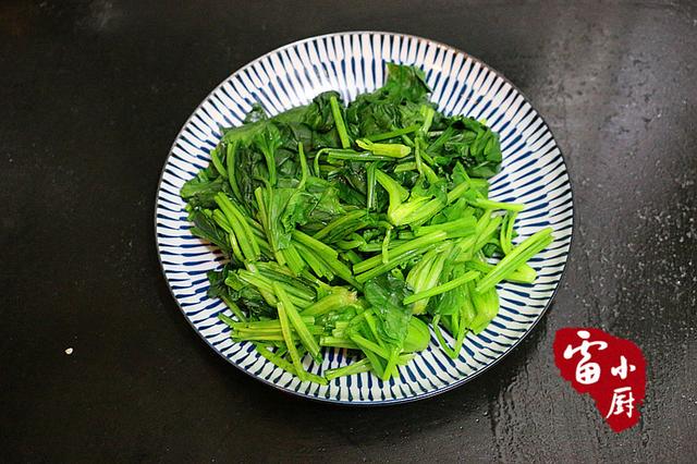菠菜別再下火鍋了，隔壁阿姨教我的這種做法很適合孩子吃，一上桌轉眼一盤就被兒子吃完了 