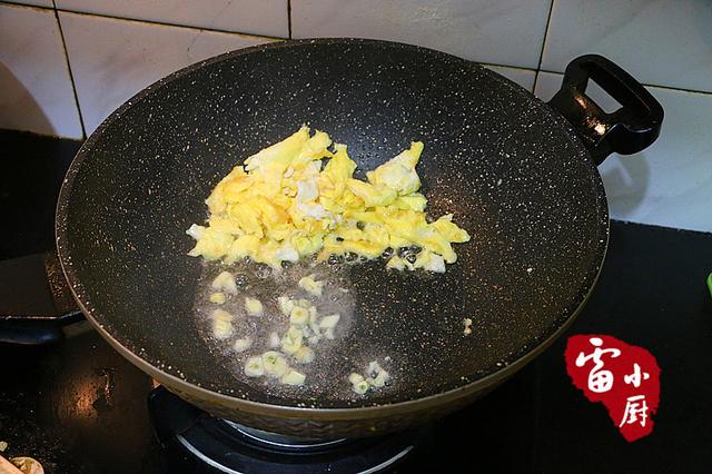 菠菜別再下火鍋了，隔壁阿姨教我的這種做法很適合孩子吃，一上桌轉眼一盤就被兒子吃完了 