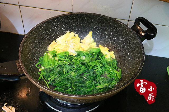 菠菜別再下火鍋了，隔壁阿姨教我的這種做法很適合孩子吃，一上桌轉眼一盤就被兒子吃完了 
