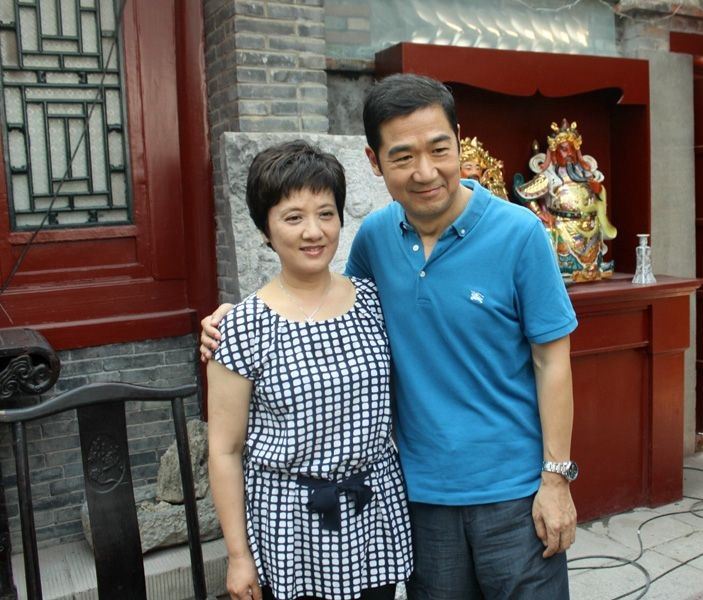 走紅後就拋棄妻子的男明星，一個靠妻子上位，一個逼死髮妻！