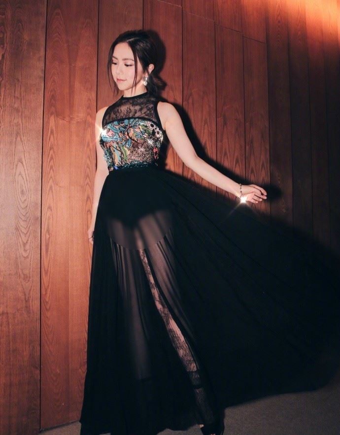 鄧紫棋大膽穿一次美裙，沒想到暴露缺點，網友：黑色褲子太美！ 