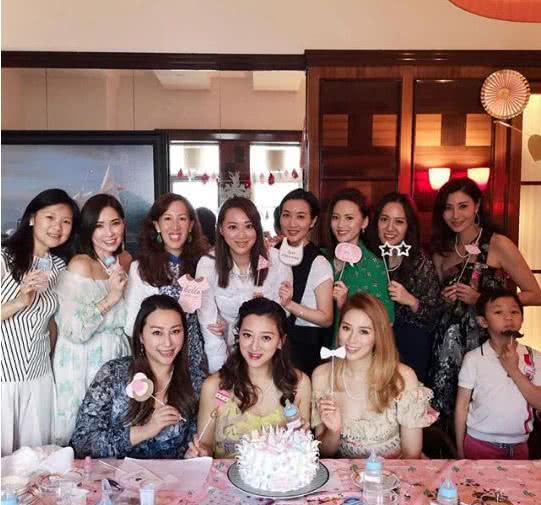 全香港的豪門貴婦都在這了，連李嘉欣合影都只能站角落！