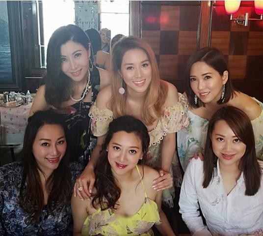 全香港的豪門貴婦都在這了，連李嘉欣合影都只能站角落！