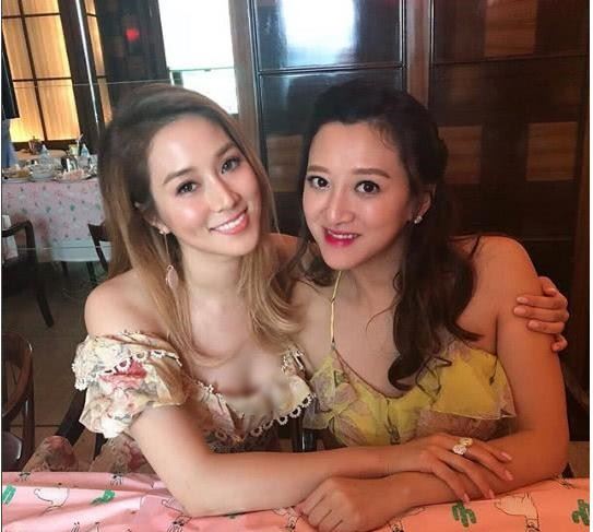 全香港的豪門貴婦都在這了，連李嘉欣合影都只能站角落！