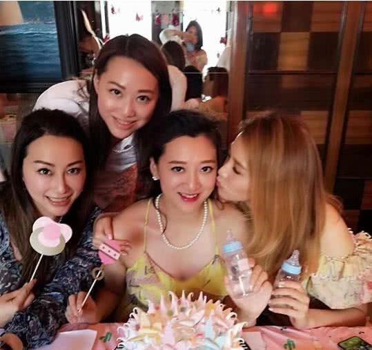 全香港的豪門貴婦都在這了，連李嘉欣合影都只能站角落！
