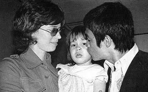 李小龍女兒現身破身亡謠言，已經是女強人，正在籌拍李小龍傳記！