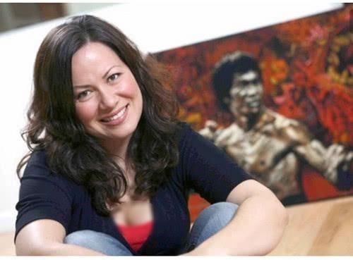 李小龍女兒現身破身亡謠言，已經是女強人，正在籌拍李小龍傳記！