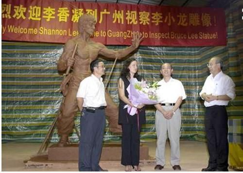 李小龍女兒現身破身亡謠言，已經是女強人，正在籌拍李小龍傳記！