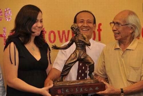李小龍女兒現身破身亡謠言，已經是女強人，正在籌拍李小龍傳記！
