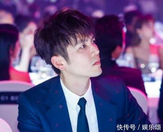 看完43歲的鐘漢良，再看47歲的吳奇隆，網友：4歲的差距真大！