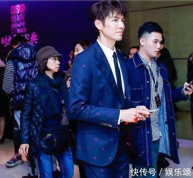看完43歲的鐘漢良，再看47歲的吳奇隆，網友：4歲的差距真大！